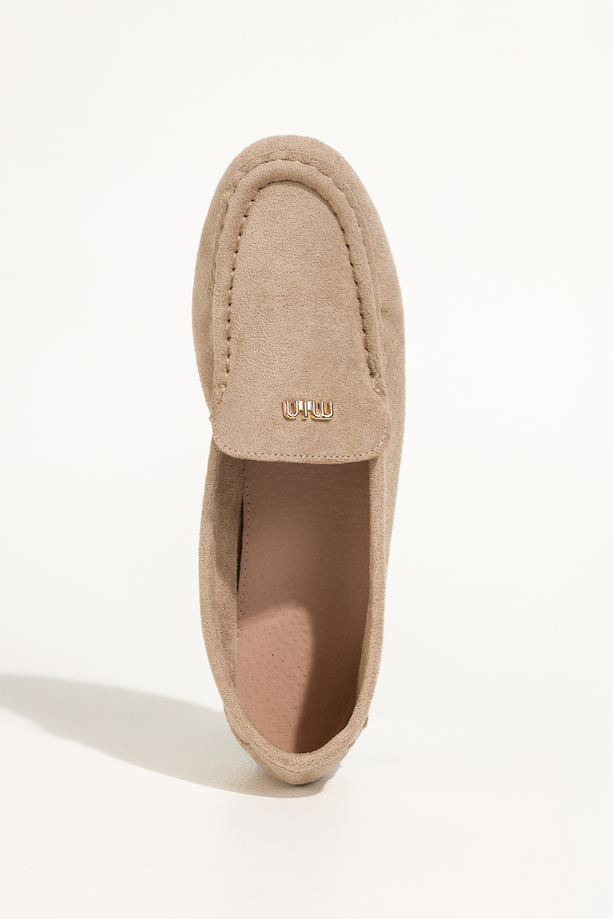 Beżowe mokasyny damskie półbuty płaskie ze złotą ozdobą skórzana wkładka Carla G341K