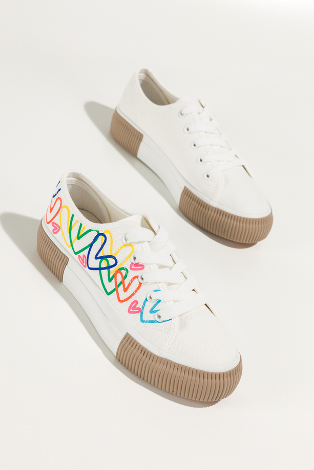 Białe trampki damskie sneakersy z kolorowymi sercami na platformie sznurowane Carla QY853-9