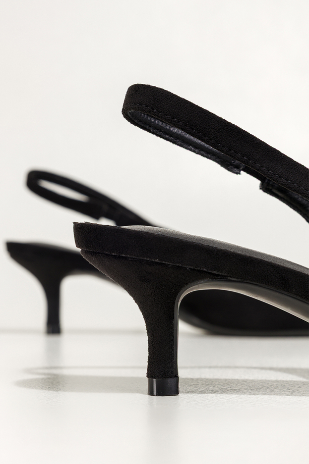 Czarne czółenka damskie z odkrytą piętą obcas kieliszek pasek z elastyczna gumą Carla 8166