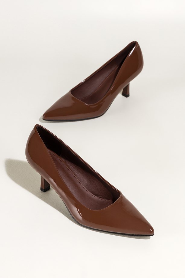 Brązowe czółenka damskie lakierowane szpilki obcas kieliszek Carla O7-17