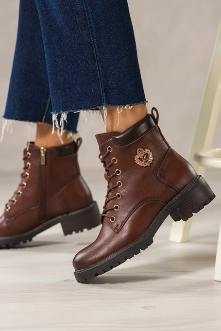 Brązowe botki damskie na bieżnikowanej podeszwie sznurowane na cholewce złota ozdoba Casu CB346-7