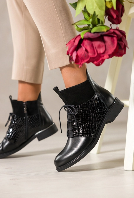 Czarne botki skórzane damskie płaskie wstawki lakierowane z wzorem wężowym sznurowane PRODUKT POLSKI Casu 39476