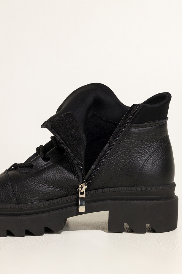 Czarne botki skórzane damskie na bieżnikowanej podeszwie sznurowane PRODUKT POLSKI Casu A099