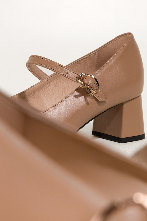 Beżowe czółenka skórzane damskie Mary Jane z paskiem na niskim klocku czarny nosek PRODUKT POLSKI Casu 7153-899-794