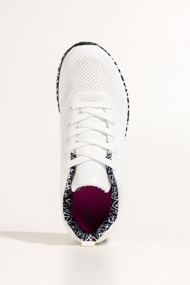 Białe sneakersy damskie buty sportowe na czarnym koturnie z wzorem sznurowane Casu 0996-4
