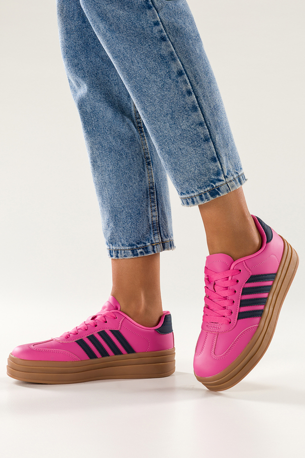Różowe sneakersy damskie buty sportowe na żłobionej platformie sznurowane granatowe wstawki Carla ZW327