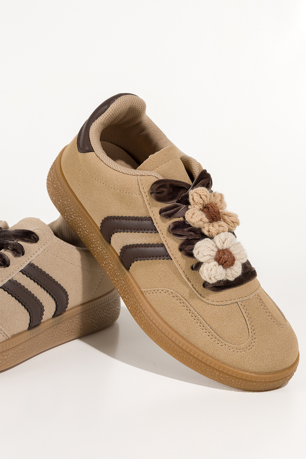Beżowe sneakersy damskie buty sportowe na platformie welurowe sznurówki z odpinanymi kwiatami brązowe wstawki Carla X6087