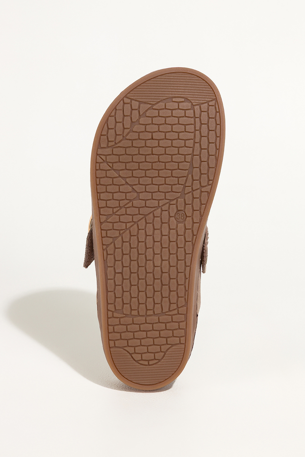 Beżowe klapki barefoot skórzane damskie szerokie na elastycznej płaskiej podeszwie wycięta cholewka pasek ze złotą klamrą PRODUKT POLSKI Casu 89787