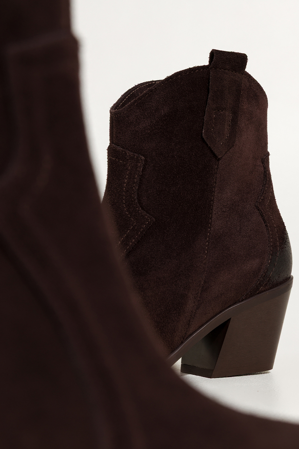 Czekoladowe botki skórzane damskie kowbojki na ściętym obcasie z wyciętą cholewką PRODUKT POLSKI Casu 6144