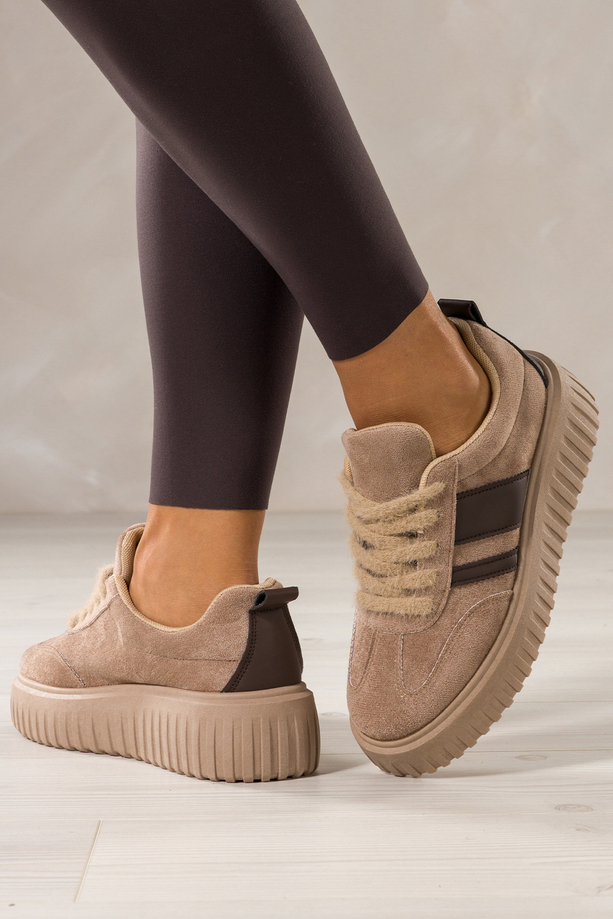 Beżowe sneakersy damskie buty sportowe na żłobionej platformie z futrzaną sznurówką brązowe wstawki Casu Z986