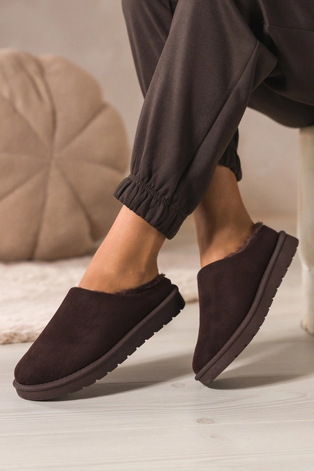 Czekoladowe kapcie damskie z futerkiem na żłobionej platformie Casu Y-116