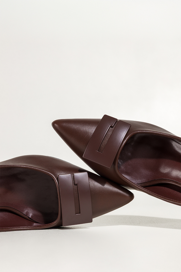 Czekoladowe czółenka damskie z ozdobą obcas klepsydra Carla 44-Z62