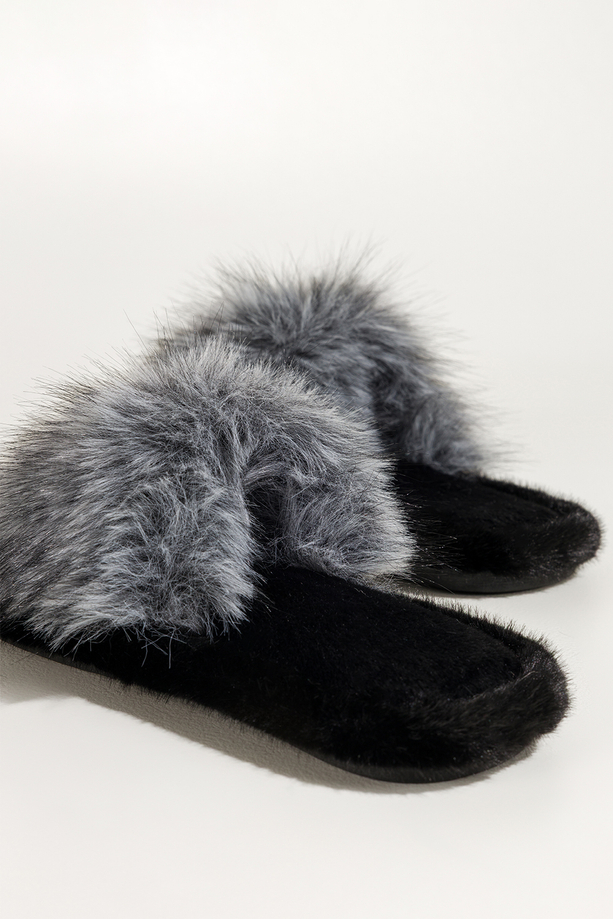 Szare kapcie damskie obuwie domowe futrzane szeroki pasek z długim włosiem Casu UO965