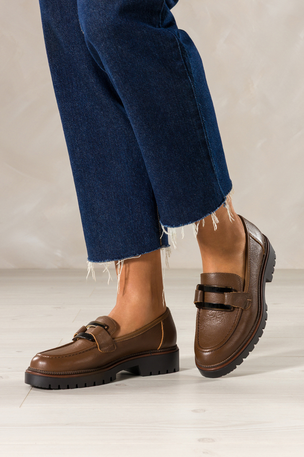 Brązowe mokasyny skórzane damskie Sergio Leone na bieżnikowanej podeszwie czarna ozdoba na cholewce NP74833-H