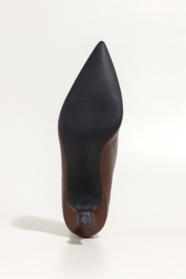 Czekoladowe czółenka damskie z ozdobą obcas klepsydra Carla 44-Z62