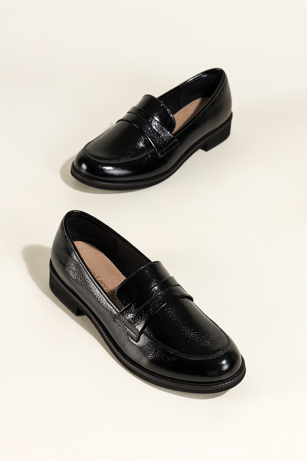 Czarne mokasyny skórzane damskie lakierowane Sergio Leone na niskim szerokim obcasie ozdobny pasek na cholewce NP74887-H