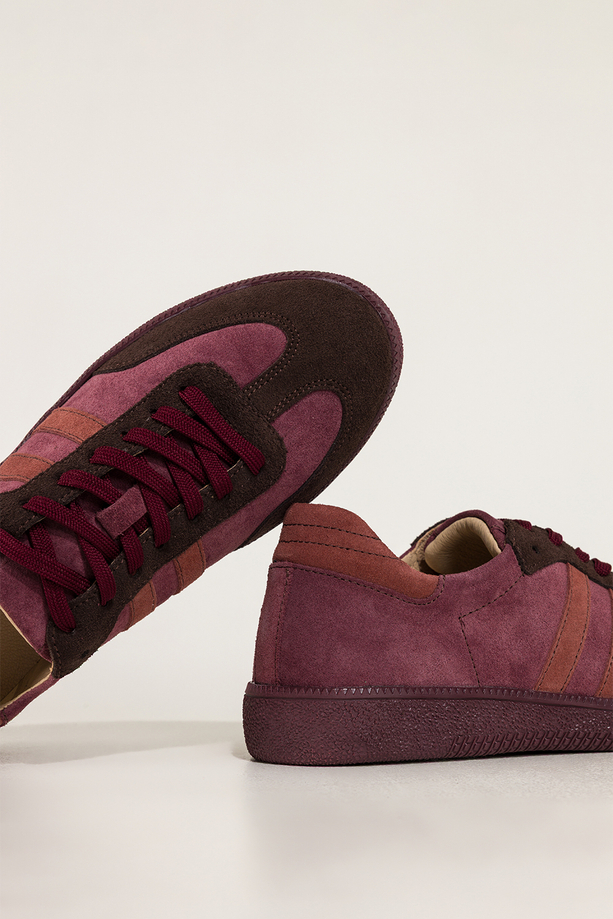 Bordowe sneakersy skórzane damskie buty sportowe na elastycznej podeszwie czekoladowe wstawki sznurowane PRODUKT POLSKI Casu M8931