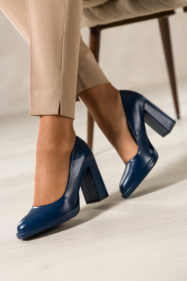 Ciemnoniebieskie czółenka skórzane damskie na słupku PRODUKT POLSKI Casu 7253-754