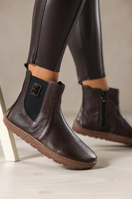 Czekoladowe botki barefoot skórzane damskie szerokie na elastycznej płaskiej podeszwie stalowa ozdoba guma w cholewce PRODUKT POLSKI Casu 69925
