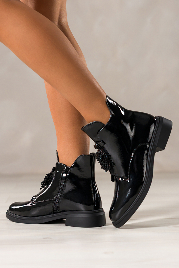 Czarne botki damskie lakierowane na szerokim klocku z kokardą i kryształkami wycięcia po bokach Casu BC24X9-B