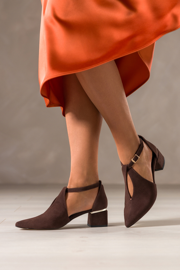 Czekoladowe czółenka skórzane damskie na ozdobnym klocku pasek wokół kostki PRODUKT POLSKI Casu 7690-648