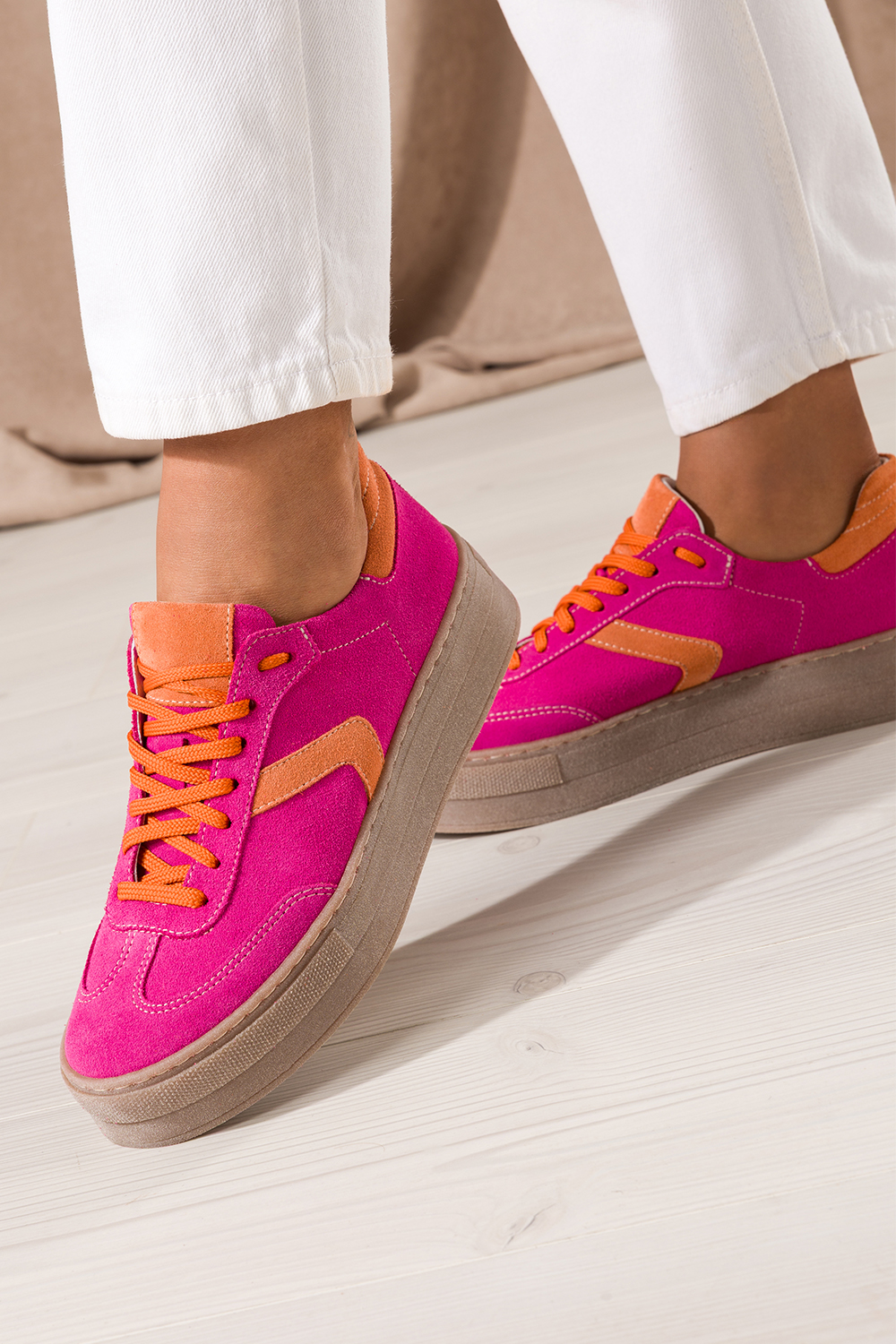 Fuksjowe sneakersy skrzane na platformie damskie buty sportowe pomaraczowe wstawki sznurowane PRO