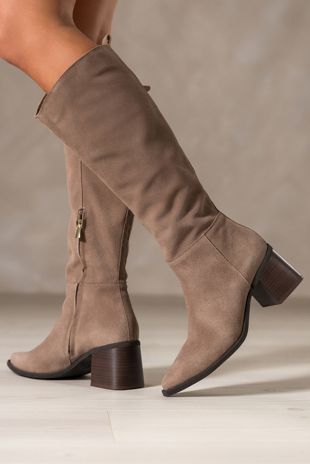 Beżowe kozaki skórzane damskie zamszowe na klocku szeroka cholewka PRODUKT POLSKI Casu 6997-489