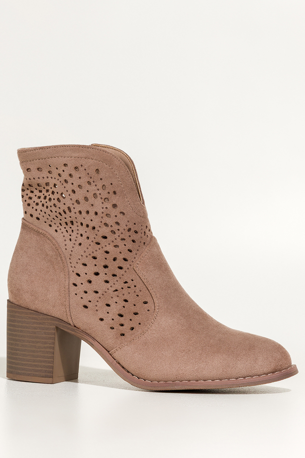 Ciemnobeżowe botki damskie ażurowe na słupku wycięta cholewka Carla S749-7