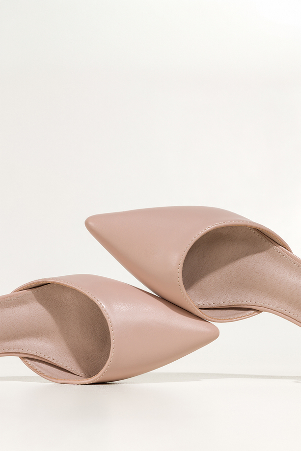 Beżowe baleriny damskie na niskim obcasie zakryta pięta pasek wokół kostki Carla OV864K