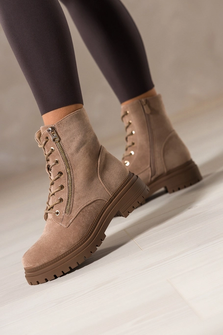 Ciemnobeżowe botki damskie na bieżnikowanej platformie ozdobny zamek na cholewce sznurowane Casu 31884-7