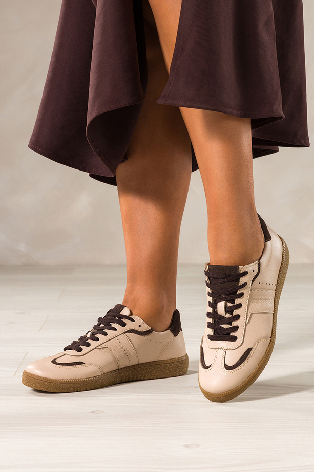 Beżowe sneakersy skórzane damskie buty sportowe na elastycznej podeszwie czekoladowe wstawki sznurowane PRODUKT POLSKI Casu M8714