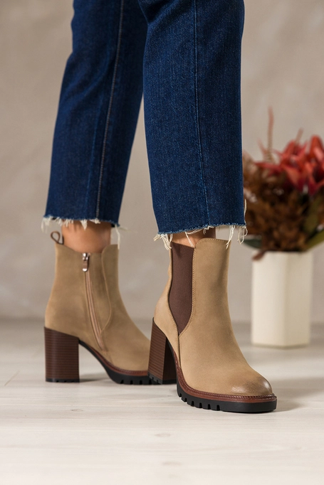 Beżowe botki damskie na szerokim słupku brązowa guma w cholewce Carla N260