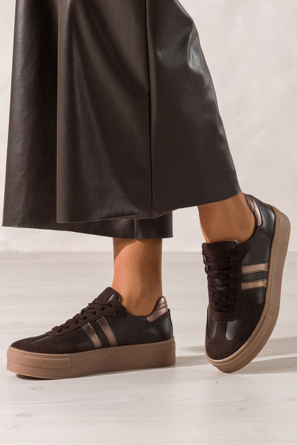 Czekoladowe sneakersy skórzane damskie buty sportowe na platformie z miedzianymi wstawkami sznurowane PRODUKT POLSKI Casu N1068S2