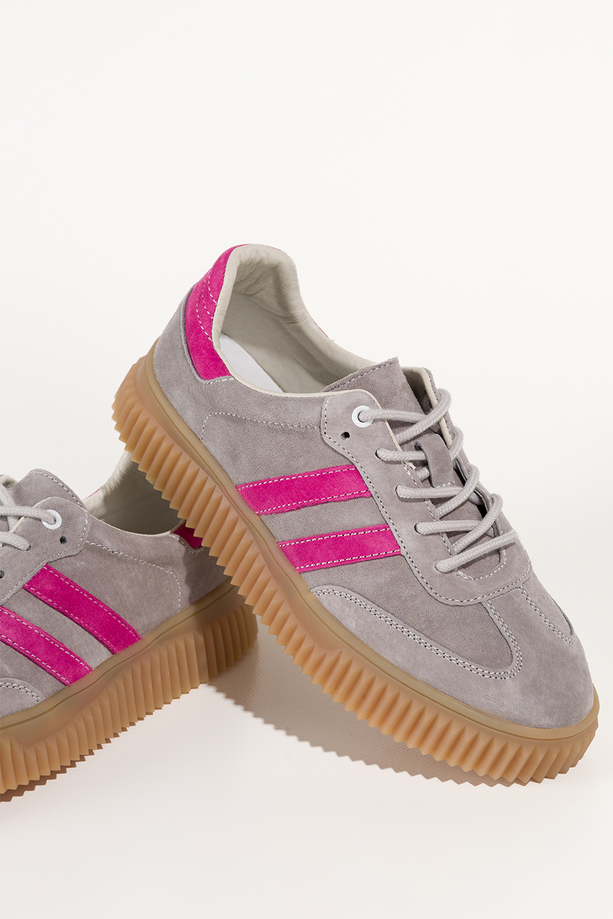 Szare sneakersy skórzane damskie buty sportowe na beżowej platformie fuksjowe wstawki sznurowane Carla TW-CU-800