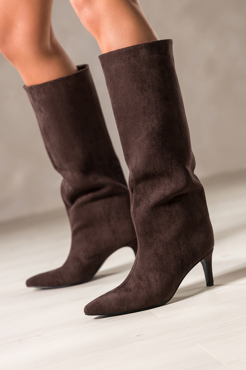 Czekoladowe kozaki damskie z zamszu ekologicznego na szpilce przed kolano szeroka cholewka Carla OZ