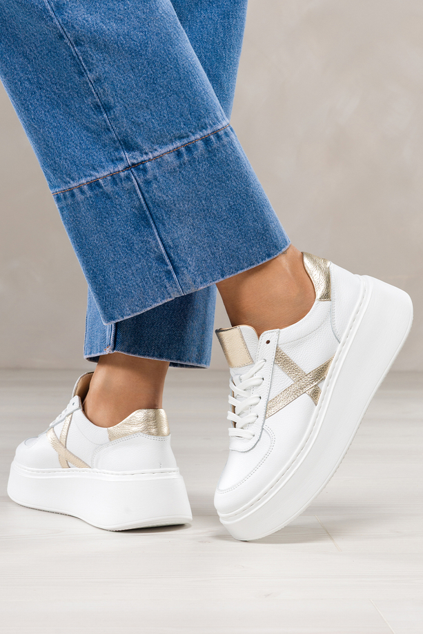 Białe sneakersy skórzane damskie buty sportowe sznurowane na platformie złote wstawki PRODUKT POLSKI Casu N1108S4