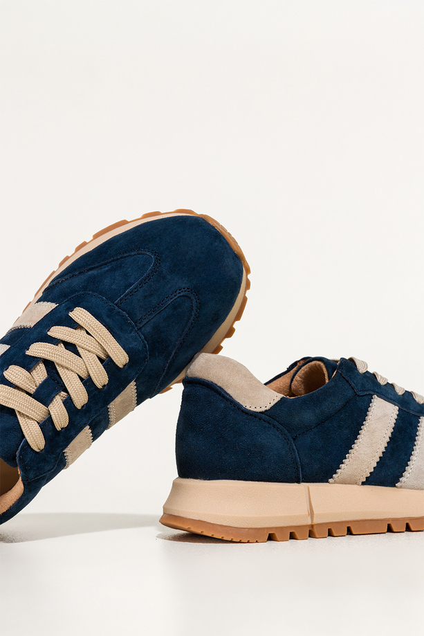 Granatowe sneakersy skórzane damskie buty sportowe na bieżnikowanej platformie beżowe wstawki sznurowane Carla TW-OC8919