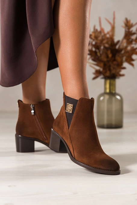 Kasztanowe botki skórzane damskie na szerokim słupku w cholewce guma ze złotą ozdobą PRODUKT POLSKI Casu 8869
