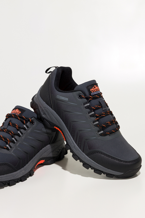Szare buty trekkingowe damskie buty sportowe softshell na bieżnikowanej podeszwie pomarańczowe wstawki sznurowane Carla EY82933-3