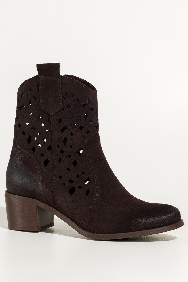 Czekoladowe botki skórzane damskie kowbojki ażurowe na ściętym obcasie wycięta cholewka PRODUKT POLSKI Casu 6605-7