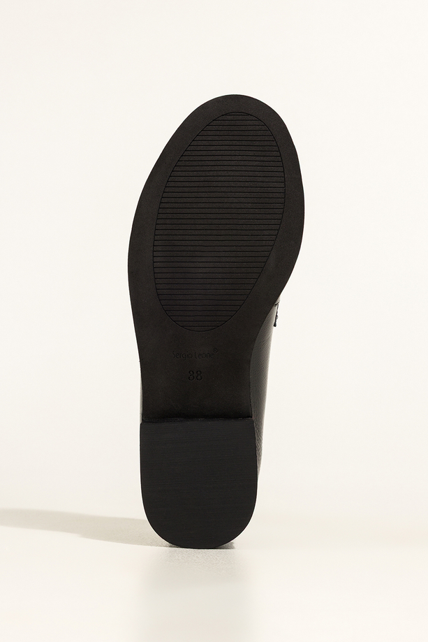 Czarne mokasyny skórzane damskie lakierowane Sergio Leone na niskim szerokim obcasie ozdobny pasek na cholewce NP74887-H