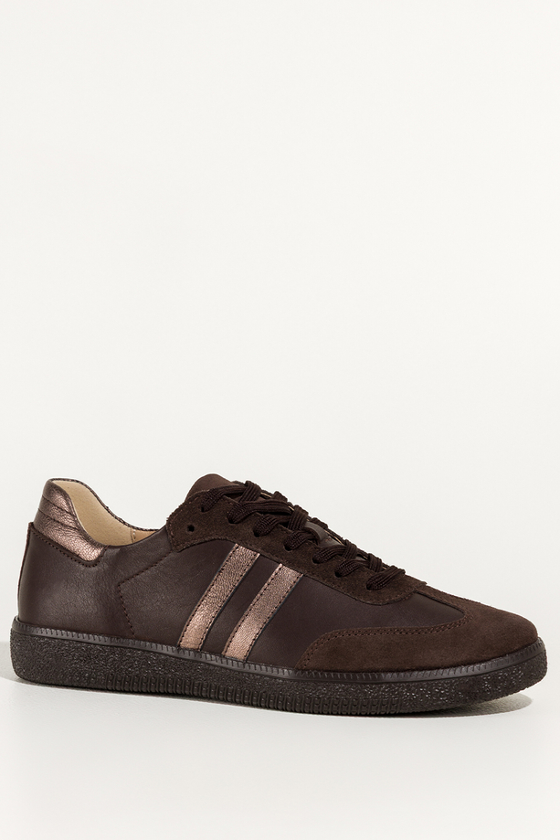 Czekoladowe sneakersy skórzane damskie buty sportowe na elastycznej podeszwie miedziane wstawki sznurowane PRODUKT POLSKI Casu M8931