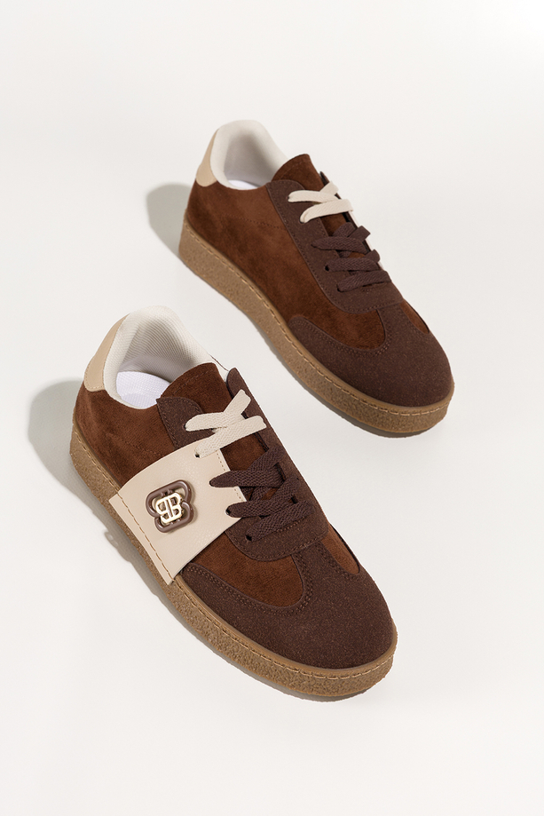 Brązowe sneakersy damskie buty sportowe na beżowej platformie podwójne sznurówki kremowe wstawki złota ozdoba Casu 0983