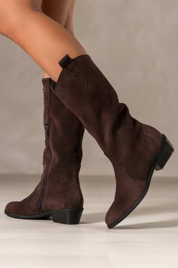 Czekoladowe kozaki skórzane damskie kowbojki zamszowe do połowy łydki ścięty obcas wycięta cholewka z ozdobnymi paskami PRODUKT POLSKI Casu 6938-496