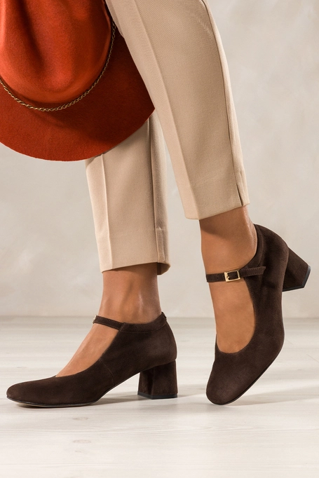 Czekoladowe czółenka skórzane damskie Mary Jane z paskiem na szerokim słupku PRODUKT POLSKI Casu 7063-648