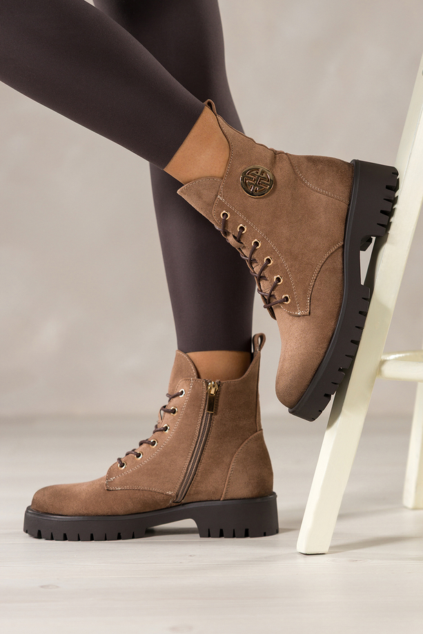 Ciemnobeżowe botki damskie na bieżnikowanej platformie złota ozdoba sznurowane Casu CB349-7