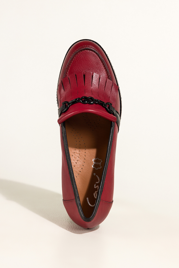 Czerwone mokasyny skórzane damskie na słupku z frędzlami i czarną sprzączką PRODUKT POLSKI Casu 6952-702-449