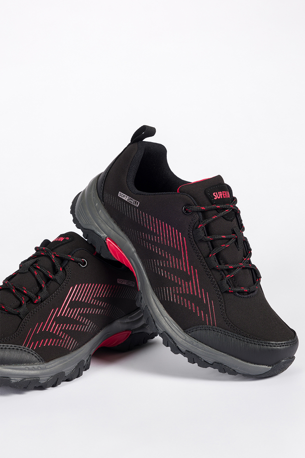 Czarne buty trekkingowe damskie buty sportowe softshell na bieżnikowanej podeszwie sznurowane czerwone wstawki Carla 8046
