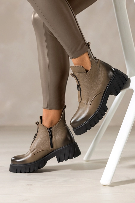 Ciemnobeżowe botki skórzane damskie na bieżnikowanej platformie z wyciętą cholewką guma na przodzie stalowa ozdoba PRODUKT POLSKI Casu 39456