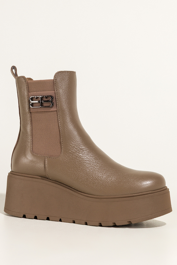 Ciemnobeżowe botki skórzane damskie na bieżnikowanej platformie guma w cholewce stalowa ozdoba PRODUKT POLSKI Casu 39501